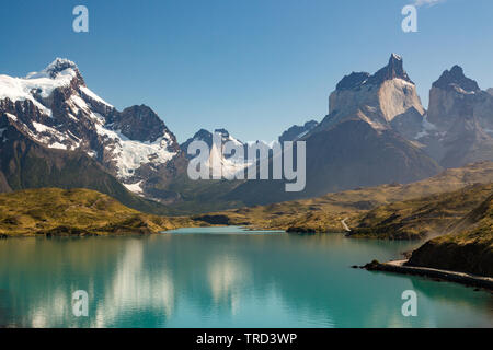La riflessione di Los Cuernos montagne nelle acque turchesi del Lago Pehoe, Torres del Paine park, Patagonia, Cile Foto Stock