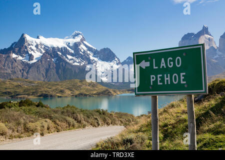 Cartello stradale per Lago Pehoe con montagne panoramiche in background, Torres del Paine, Patagonia, Cile Foto Stock