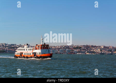 Nave passeggeri attraversando il fiume Tago a Lisbona Foto Stock