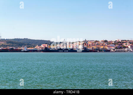Lisbona, Portogallo: circa nel maggio 2019: nave da carico al Porto di Lisbona Foto Stock