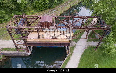 Drone Fotografia aerea vista guardando verso il basso arrugginite arrugginito storico rustico in acciaio arrugginito Railroad Ponte a traliccio Chesapeake & Ohio Canal in costruzione Foto Stock