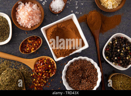 Un collage di condimenti vari le spezie e le erbe per la saporita cucina e panificazione Foto Stock
