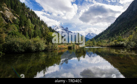 Le Alpi Francesi si riflette nel lago di montagna, Chamonix, sulle Alpi francesi, Savoia, Francia, Europa Foto Stock