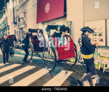 Rickshaws preparato per eseguire . Tokyo, Giappone. Marzo 20, 2017. Stilizzato in HIPSTER stile. Foto Stock