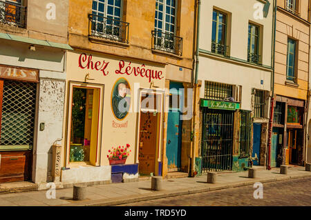 Eatery facciata decorata con dipinti a Parigi. Uno dei più imponenti del mondo centro culturale in Francia. Foto Stock