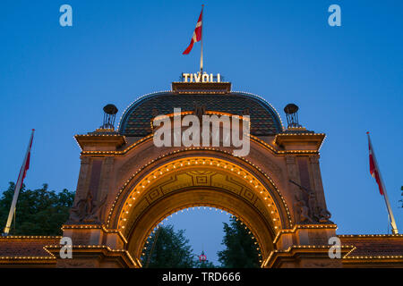 Gate a Giardini di Tivoli a Copenaghen al crepuscolo Foto Stock