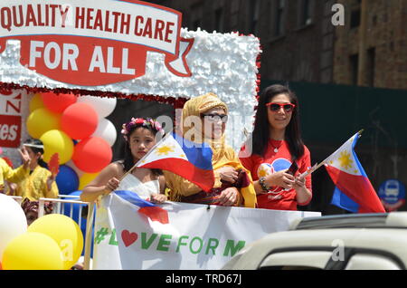 Migliaia di marchers hanno partecipato all'annuale Philippino Day Parade lungo Madison Avenue a New York City il 2 giugno 2019. Foto Stock