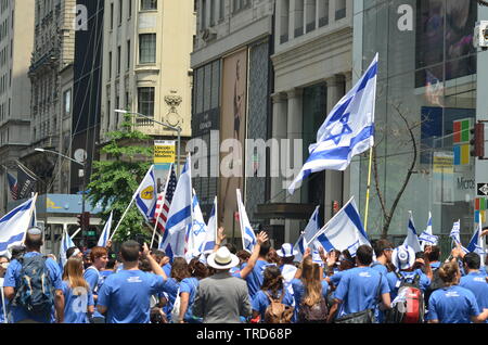 New York, NY: migliaia di dimostranti hanno partecipato in Israele annuale parata del giorno lungo la Quinta Avenue a New York City il 2 giugno 2019. Foto Stock