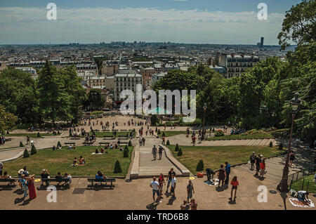 Vista della città dalla cima della collina di Montmartre a Parigi. Uno dei più imponenti del mondo centro culturale in Francia. Foto Stock