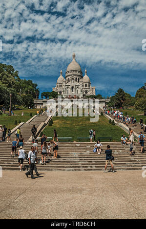 La gente, la scala e la Basilica del Sacro Cuore a Montmartre a Parigi. Uno dei più imponenti del mondo centro culturale in Francia. Foto Stock
