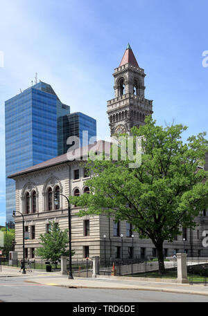 Vista di Worcester City Hall e ufficio contemporaneo edificio nel centro di Worcester, Massachusetts Foto Stock