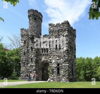 Worcester, Massachusetts - 25 Maggio 2019: turisti guardando Bancroft torre in Salisbury Park, Worcester, Massachusetts Foto Stock