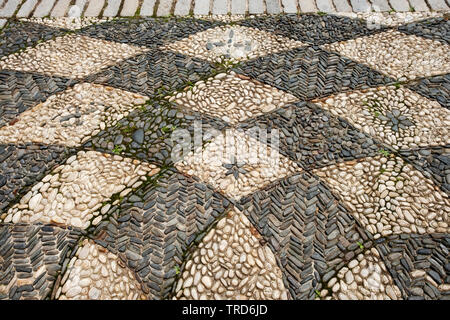 Un bellissimo modello di luce e di colore scuro delle pietre al di fuori del museo di Vanderbilt in Centerprot, Long Island, New York. Foto Stock