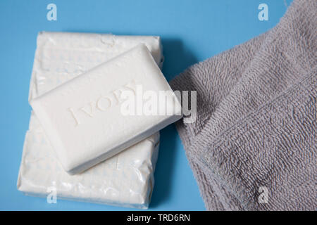 Halifax, Canada- Giugno 1, 2019: avorio marca soap con superficie grigia panni Foto Stock