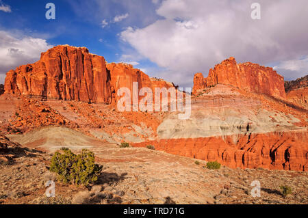 Scogliere a picco sul mare vicino alla molla Canyon in Capital Reef National Park Foto Stock