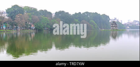 Albero in bud al lago Hoan Kiem nella capitale Hanoi, Vietnam con torre di tartaruga. Si tratta di una antica architettura conservata fino ad oggi Foto Stock