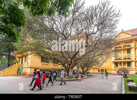 Architettura del Vietnam il museo nazionale di storia. Si tratta di costruire tra il 1926 dall'architetto Ernest Hebrard ed è oggi conservato in Hanoi, Vietnam Foto Stock