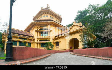 Architettura del Vietnam il museo nazionale di storia. Si tratta di costruire tra il 1926 dall'architetto Ernest Hebrard ed è oggi conservato in Hanoi, Vietnam Foto Stock