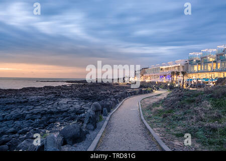 Jeju Island seaside cafe, girare questa immagine durante il NUVOLOSO TRAMONTO del tempo. Foto Stock