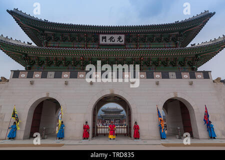 Gwanghwamun, Seul. Corea del Sud - Marzo 2019: Gwanghwamun è il principale e più grande porta del Palazzo Gyeongbokgung. Foto Stock