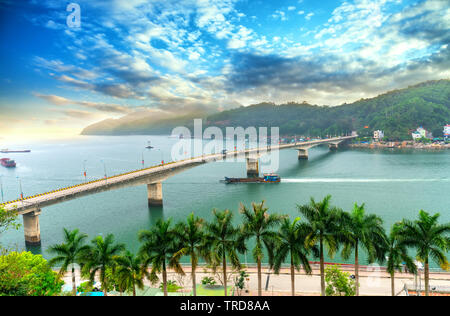 Van Don ponte collega Cam Pha City a Van Don penisola in Quang Ninh, Vietnam Foto Stock