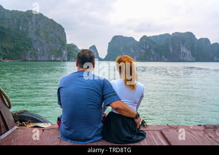 Bombax ceiba a portata di mano e di antichi alberi silhouette al tramonto sfondo vernice rende più bellezza rustica della campagna del Vietnam Foto Stock