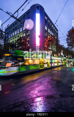 Il tram passa da sull'angolo di Bourke e Swanston St, Melbourne, Victoria, Australia Foto Stock