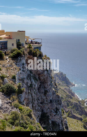 Terrazza di un ristorante in Maiorca costruito su una scogliera che si affaccia sul Mare Mediterraneo Foto Stock