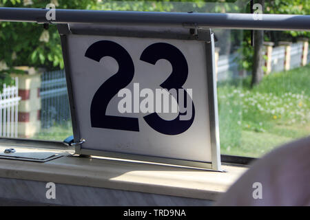 Visite turistiche la linea 23 del tram a Praga, Repubblica Ceca Foto Stock