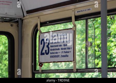 Visite turistiche la linea 23 del tram a Praga, Repubblica Ceca Foto Stock