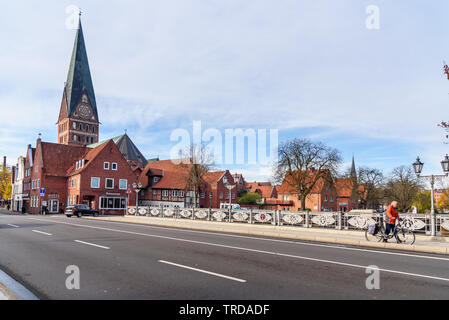 Luneburg, Germania - 06 Novembre 2018: Vista della cattedrale e le vecchie case storiche dal ponte sul fiume Ilmenau in Luneburg Foto Stock