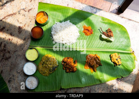 Sud indiano vegetariano Thali su una foglia di banano Foto Stock