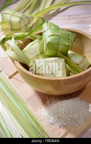 Ketupat, torta di riso a forma di diamante sacchetto costituito da tessuto di foglie di noce di cocco Foto Stock