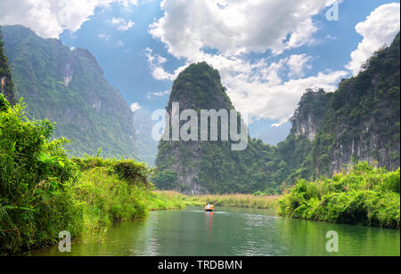 Il pittoresco paesaggio di montagne calcaree a Tam Coc Parco Nazionale. Tam Coc è una popolare destinazione turistica in Ninh Binh, Vietnam. Foto Stock