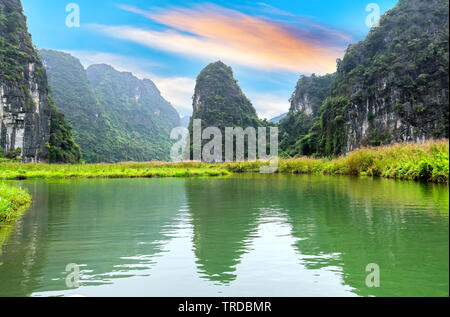 Il pittoresco paesaggio di montagne calcaree a Tam Coc Parco Nazionale. Tam Coc è una popolare destinazione turistica in Ninh Binh, Vietnam. Foto Stock