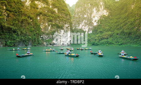 Il barcaiolo è in attesa per un turista su Ong Dong fiume della Tam Coc National Park Foto Stock