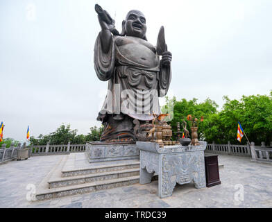 I turisti stranieri giovane visita Bai Dinh tempio complesso uno dei biggiest e il tempio più grande del sud-est asiatico Foto Stock