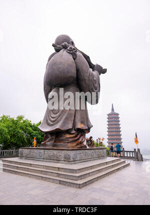 I turisti stranieri giovane visita Bai Dinh tempio complesso uno dei biggiest e il tempio più grande del sud-est asiatico Foto Stock