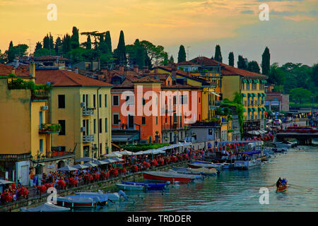 Il lungomare di sera, l'Italia, il Lago di Garda, Peschiera Del Garda Foto Stock