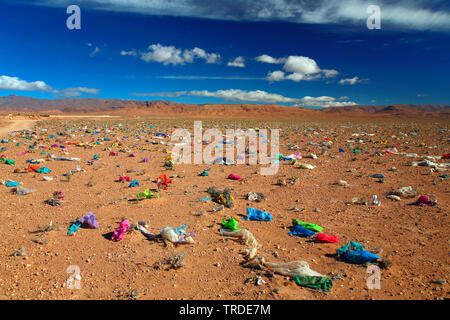 Rifiuti di plastica soffiata dal vento su un altopiano, Marocco, Boulmane Dades Foto Stock