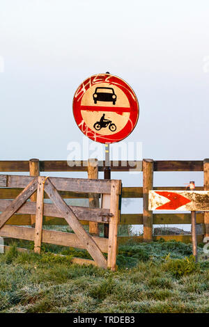 Simbolo proibitivo per autovetture e veicoli a motore in piedi accanto ad una recinzione in un prato, Paesi Bassi Paesi Bassi del Nord, Ouderkerk Foto Stock