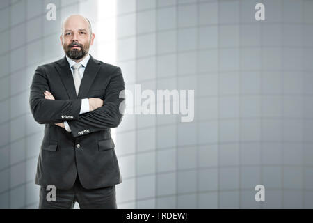 Ritratto di un sé fiducioso cercando imprenditore con barba e bracci incrociati Foto Stock