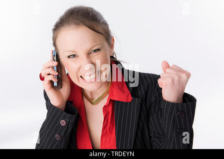 Ritratto di un giovane simpatico Business donna con una mano serrata per un pugno di effettuare una chiamata con un telefono cellulare Foto Stock