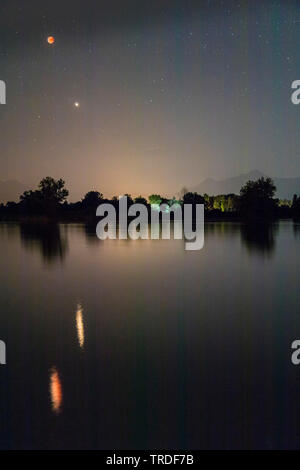 Eclissi lunare totale, 27.07.2018, sangue la Luna e Marte mirroring in un lago, in Germania, in Baviera, il Lago Chiemsee Foto Stock