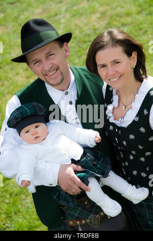 Ritratto di una giovane coppia con bambino vestito in costumi tradizionali, in Germania, in Baviera Foto Stock