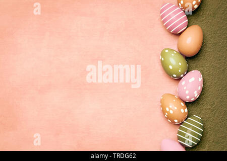 Scheda estere - stagionale vuoto biglietto di auguri con disposta verticalmente in fila di rosa le uova di Pasqua Foto Stock