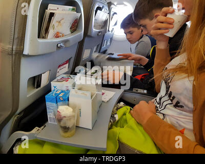 Madre con i bambini a bordo di un velivolo, Isole Baleari Spagna, Maiorca, signor=sì Foto Stock