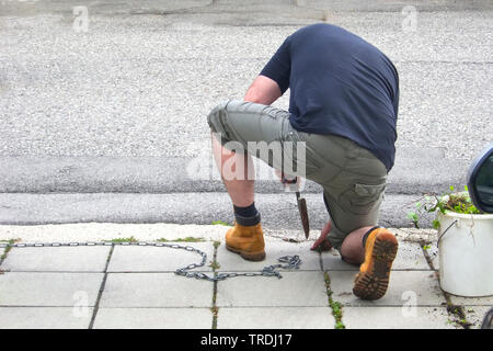 L uomo è la pulizia del posto di parcheggio, in Germania, in Baviera Foto Stock