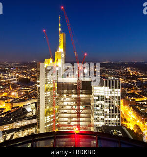 Sito in costruzione nel quartiere finanziario accanto alla Torre della Commerzbank blocco e Torre Taunus nella luce della sera, Germania, Hesse, Frankfurt am Main Foto Stock