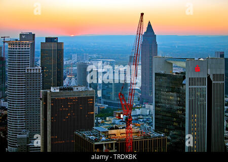 Vista dalla Torre principale al sito in costruzione nel quartiere finanziario di sera, Germania, Hesse, Frankfurt am Main Foto Stock